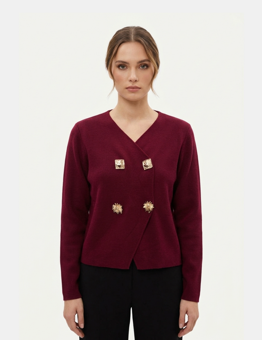 Suéter rojo cruzado con prendedores decorativos