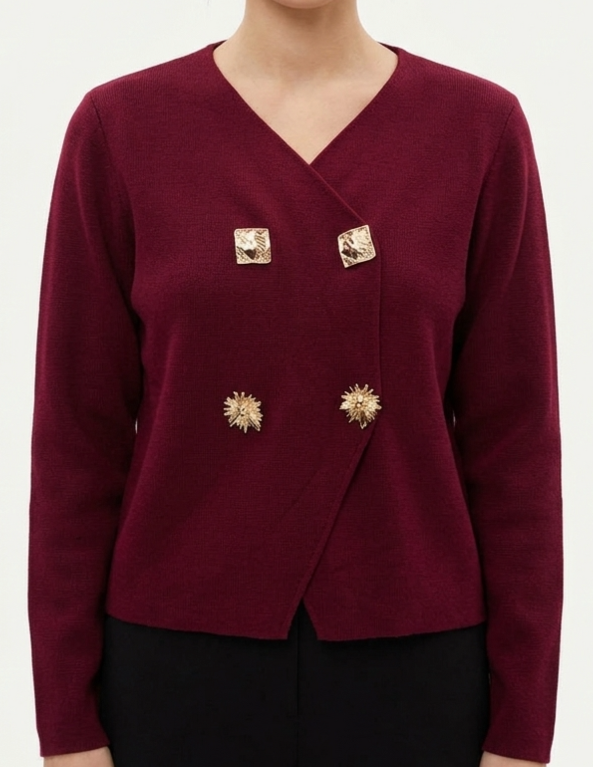 Suéter rojo cruzado con prendedores decorativos