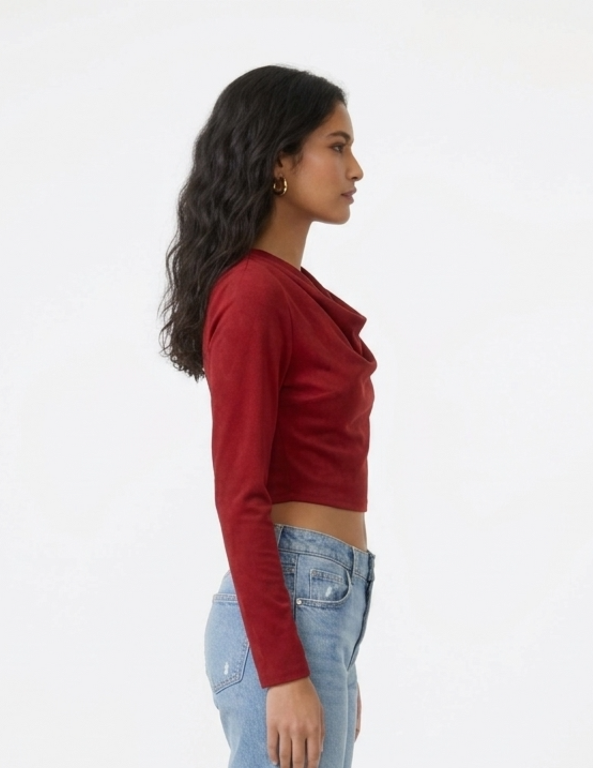 Crop top rojo con cuello holgado tela satinada