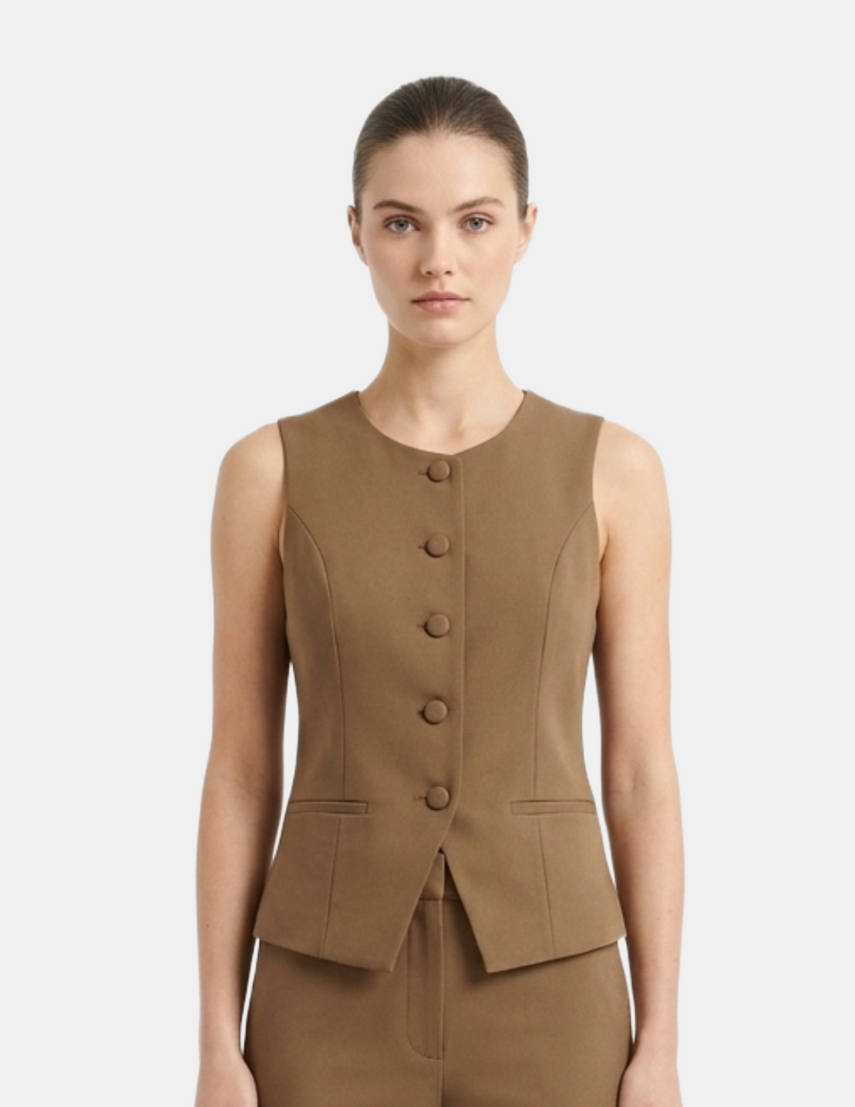Conjunto de chaleco y pantalón cafe