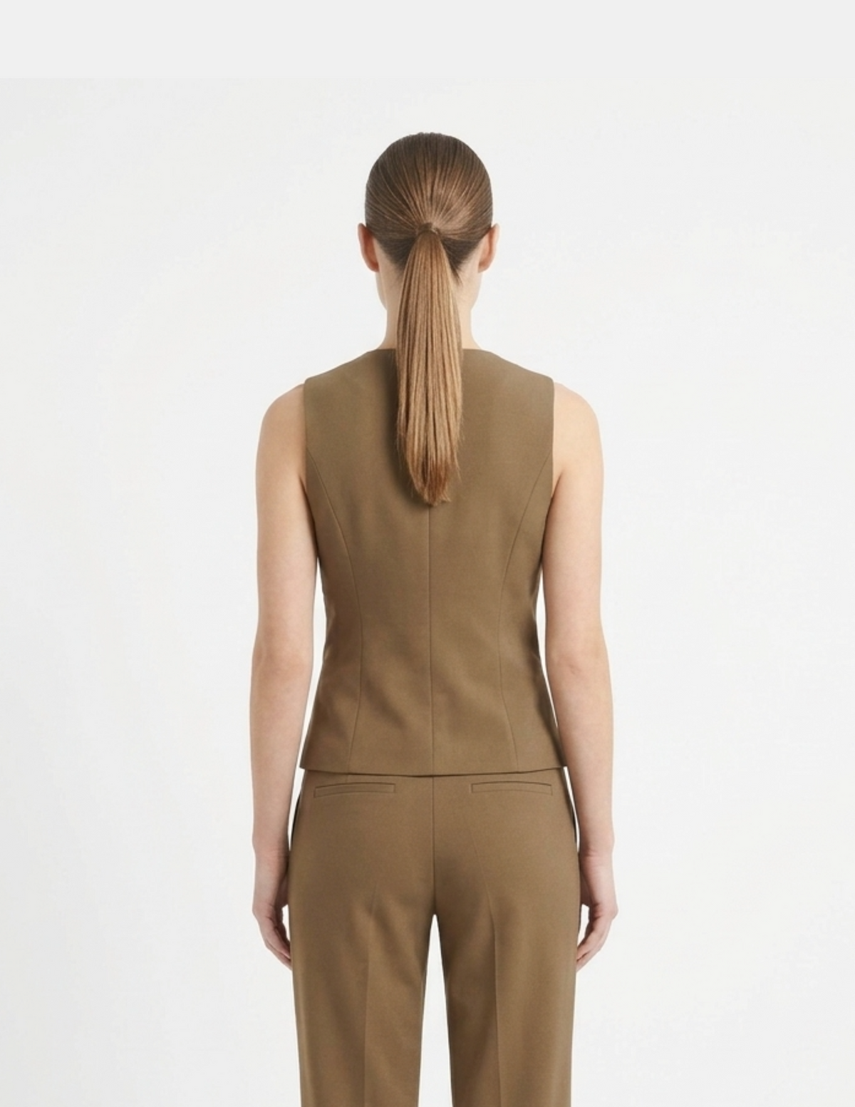 Conjunto de chaleco y pantalón cafe