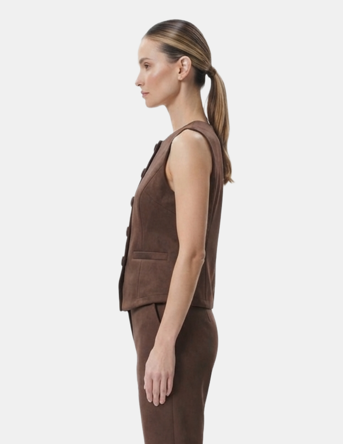 Conjunto de gamuza de chaleco y pantalón cafe