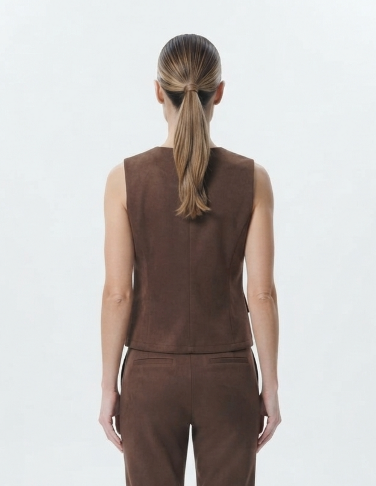 Conjunto de gamuza de chaleco y pantalón cafe