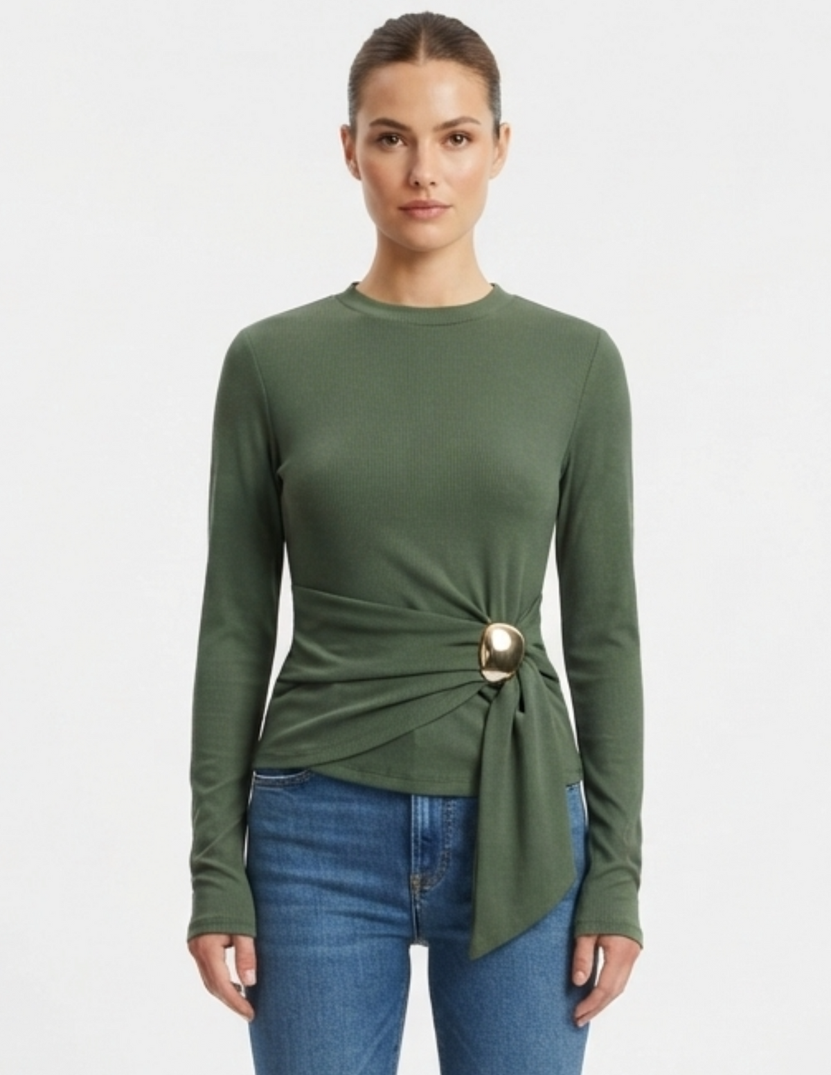 Blusa verde acanalada con detalle metálico con medio cinto