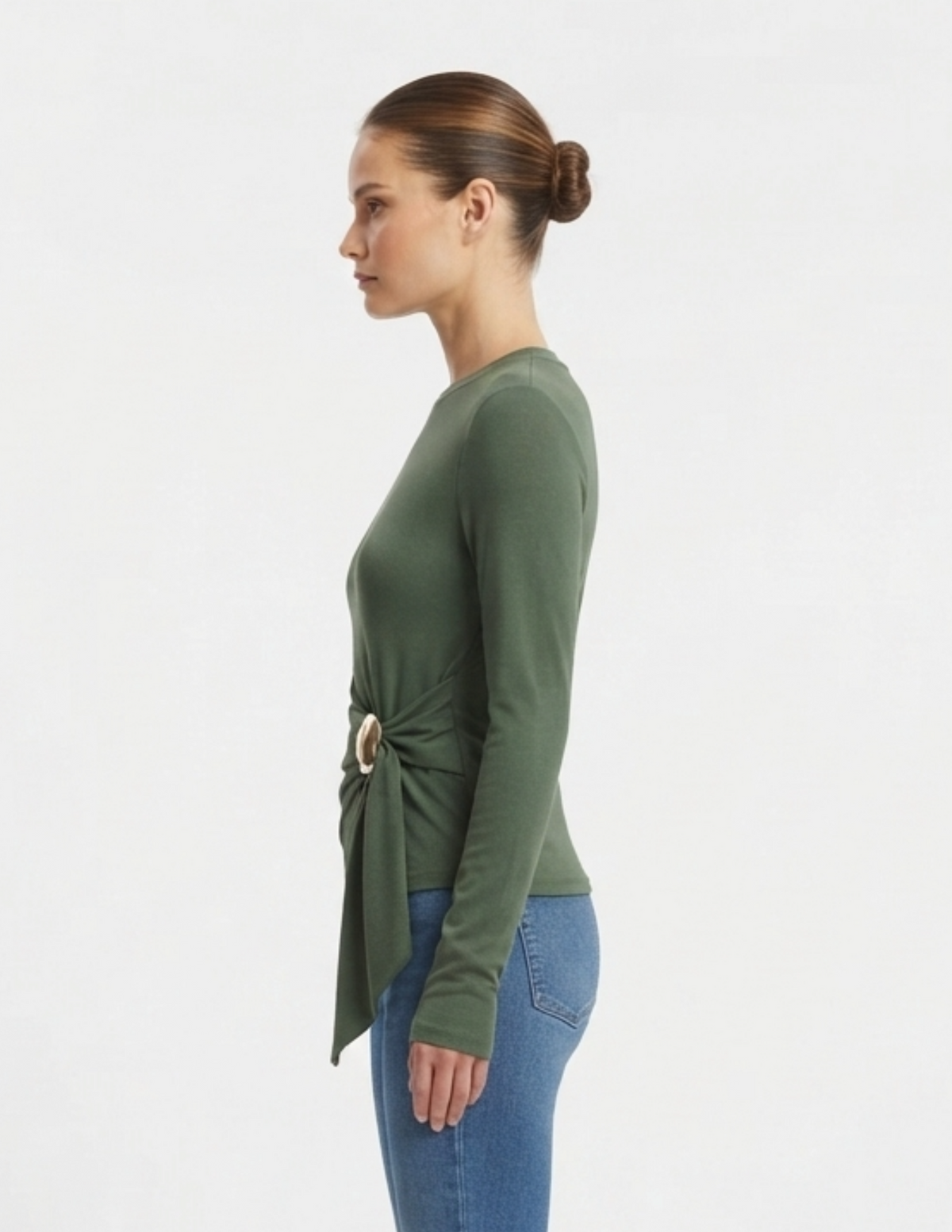 Blusa verde acanalada con detalle metálico con medio cinto