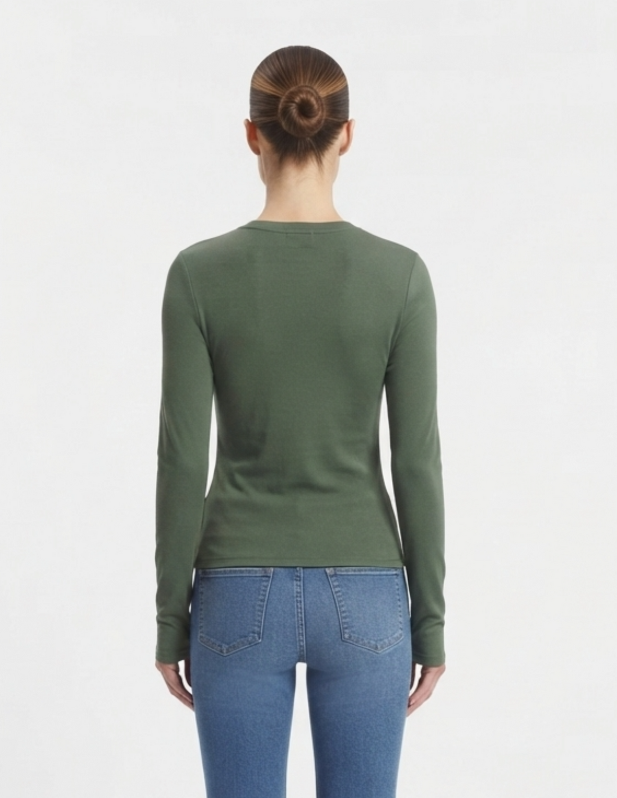 Blusa verde acanalada con detalle metálico con medio cinto
