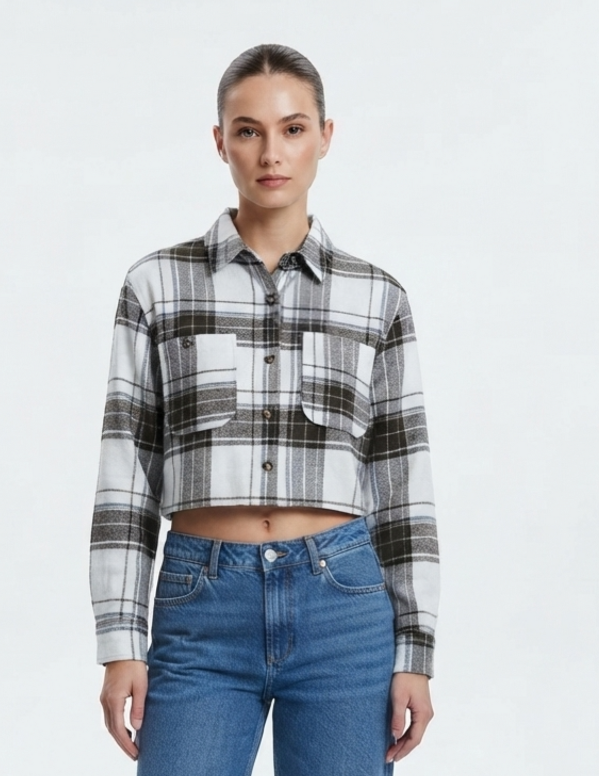 Blusa blanca con cuadros cafes abotonada