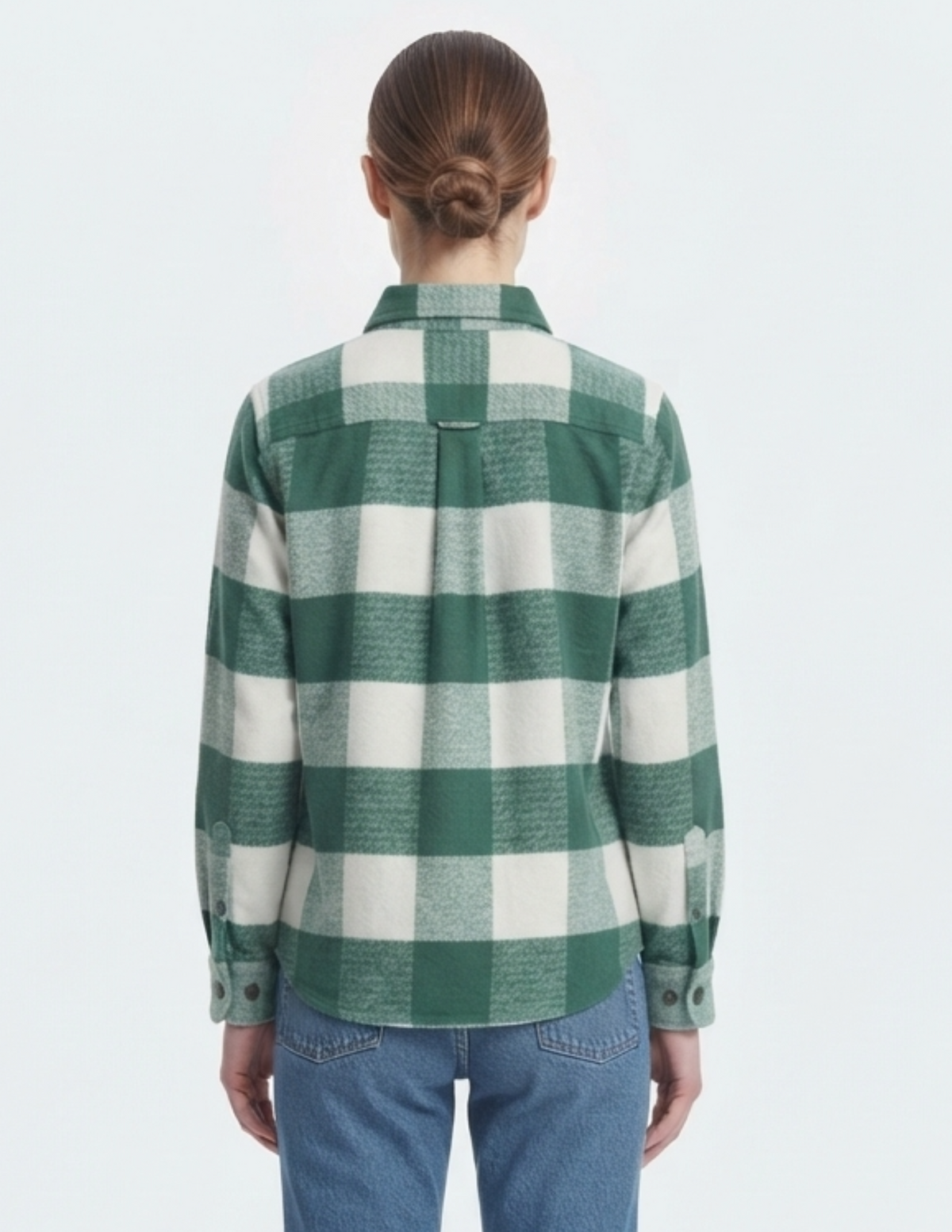 Blusa blanca con cuadros verdes abotonada