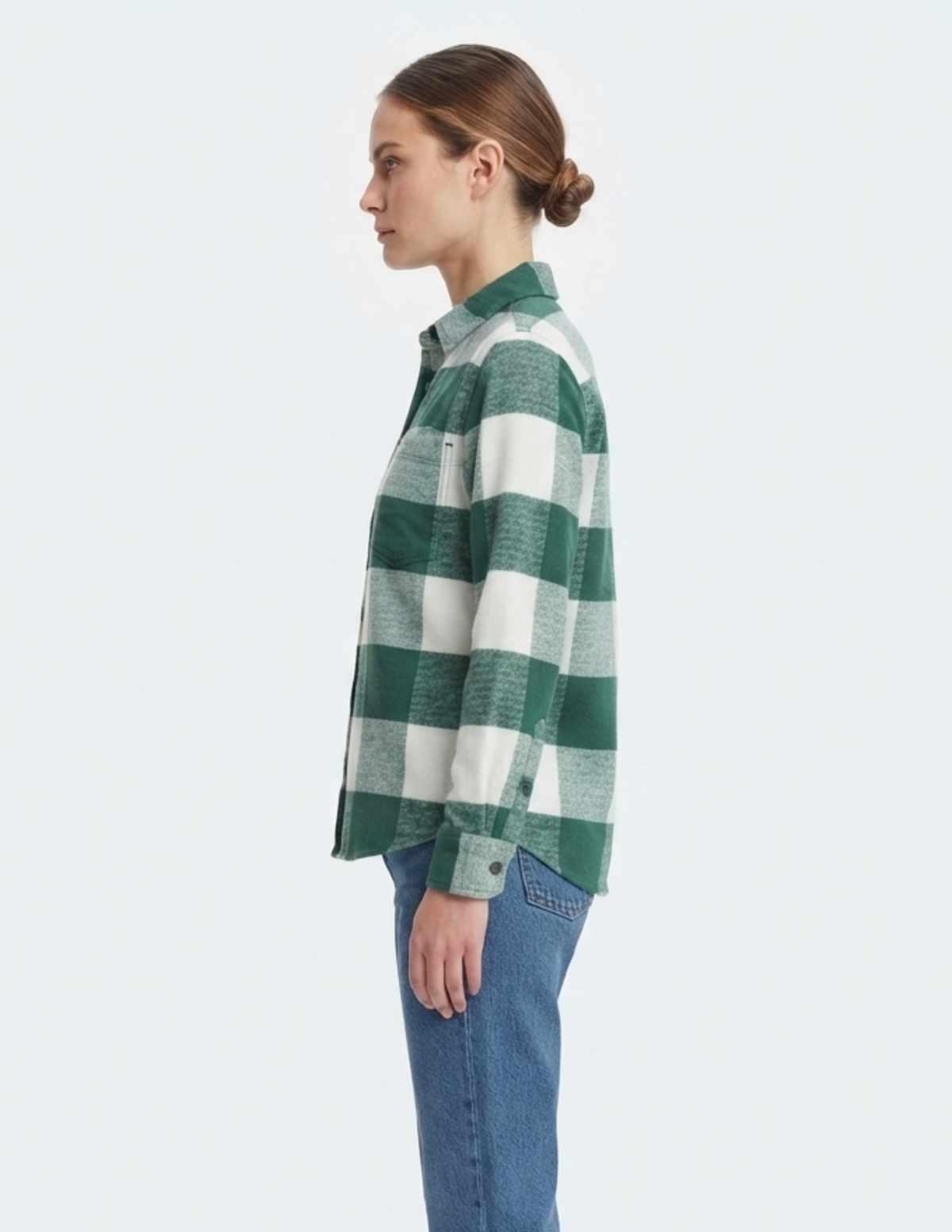 Blusa blanca con cuadros verdes abotonada