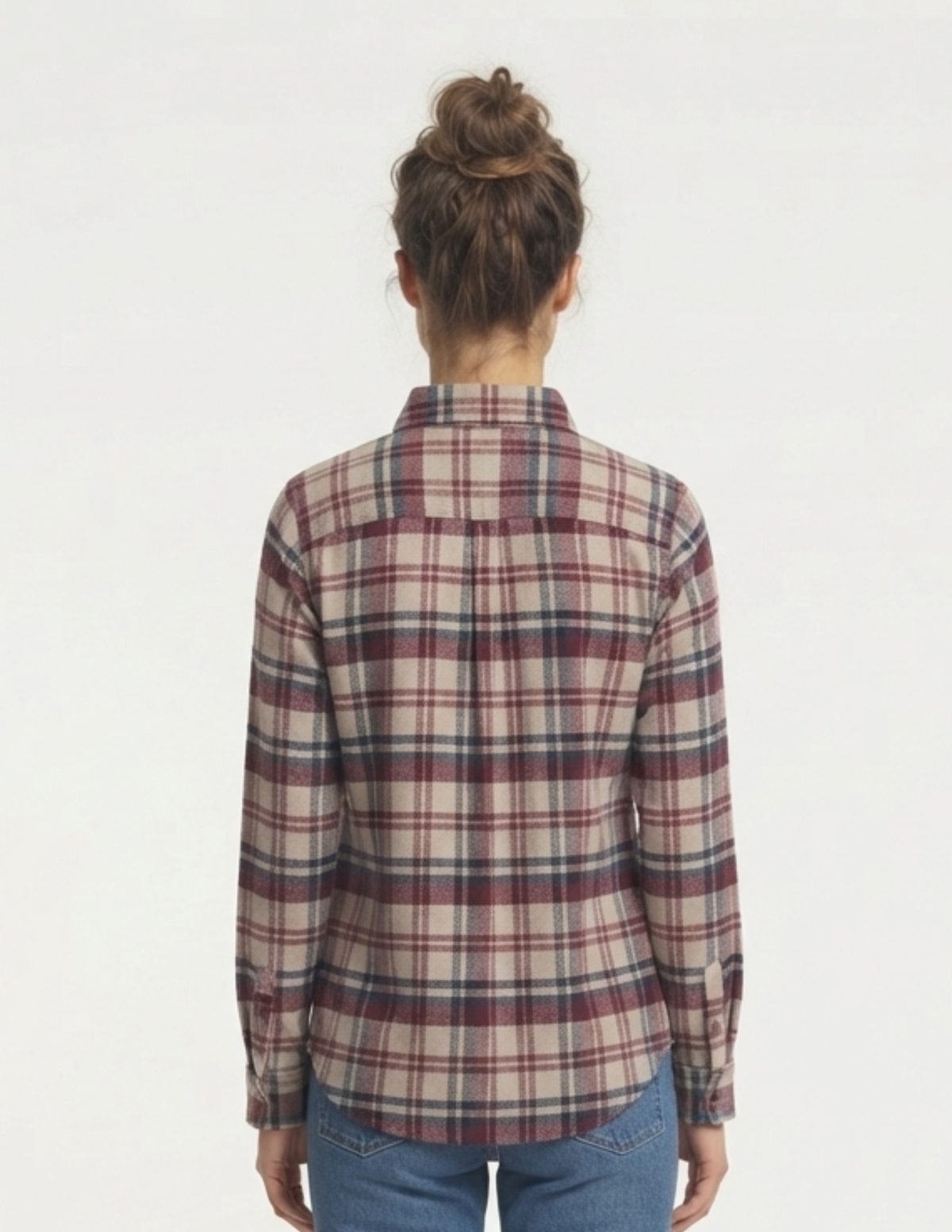Blusa blanca con cuadros guindas y azules abotonada