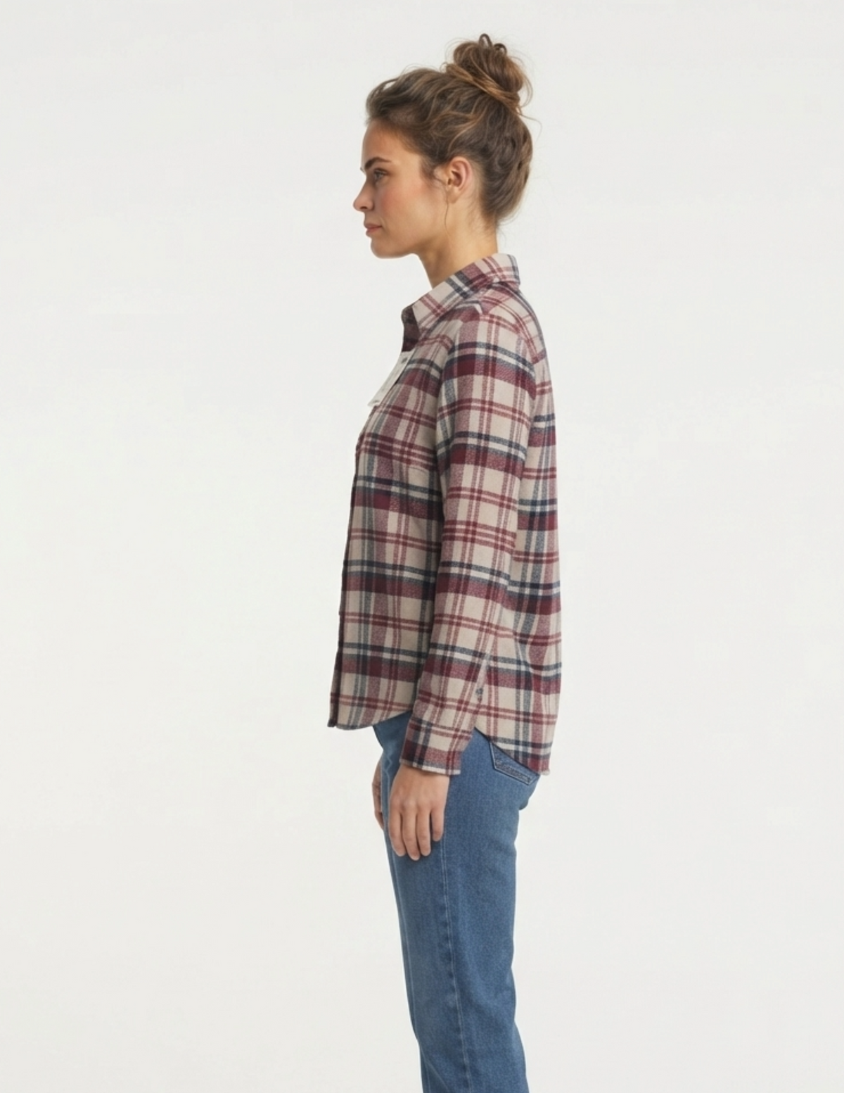 Blusa blanca con cuadros guindas y azules abotonada