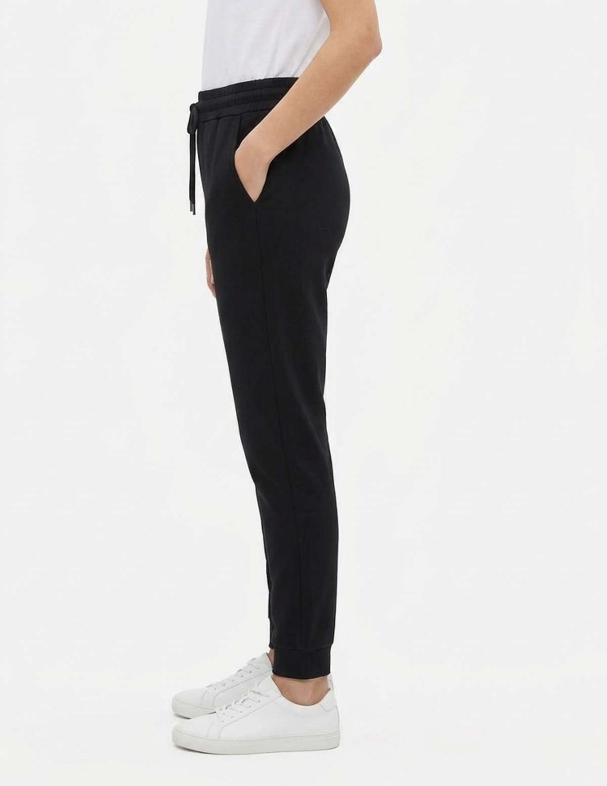Pantalonera negra con ajuste en cintura
