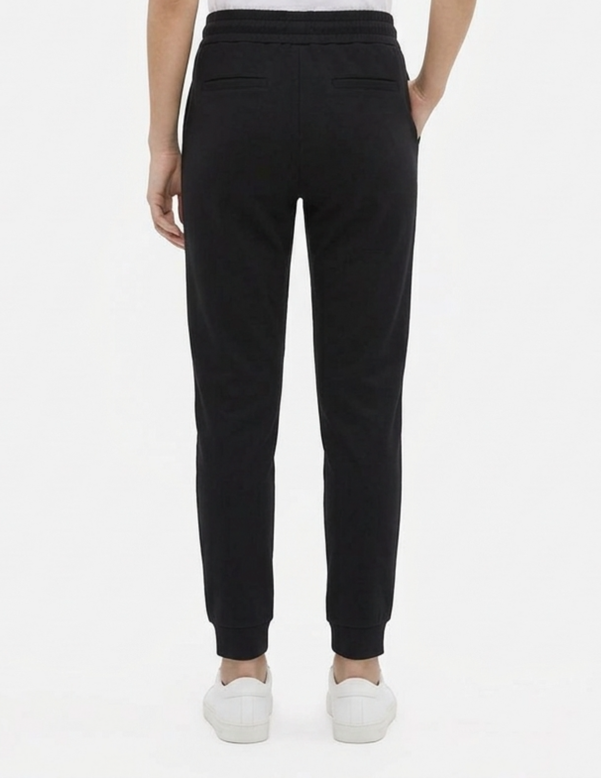 Pantalonera negra con ajuste en cintura