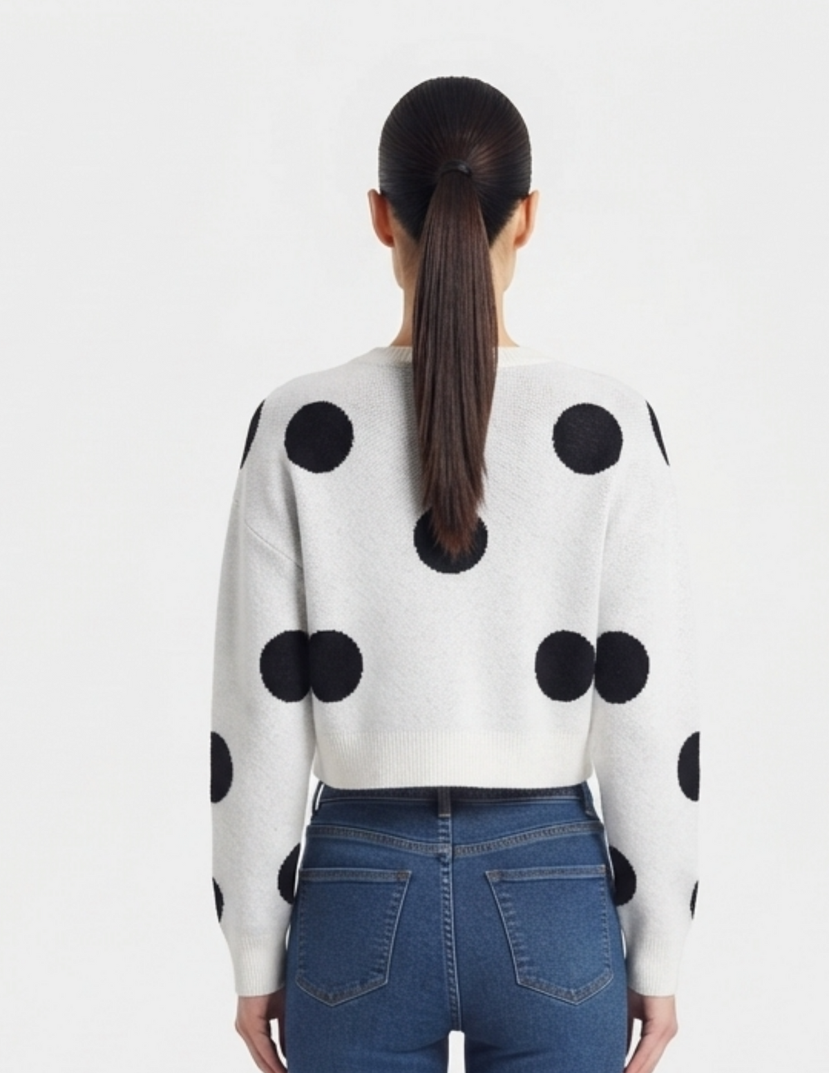 Suéter blanco con puntos negros