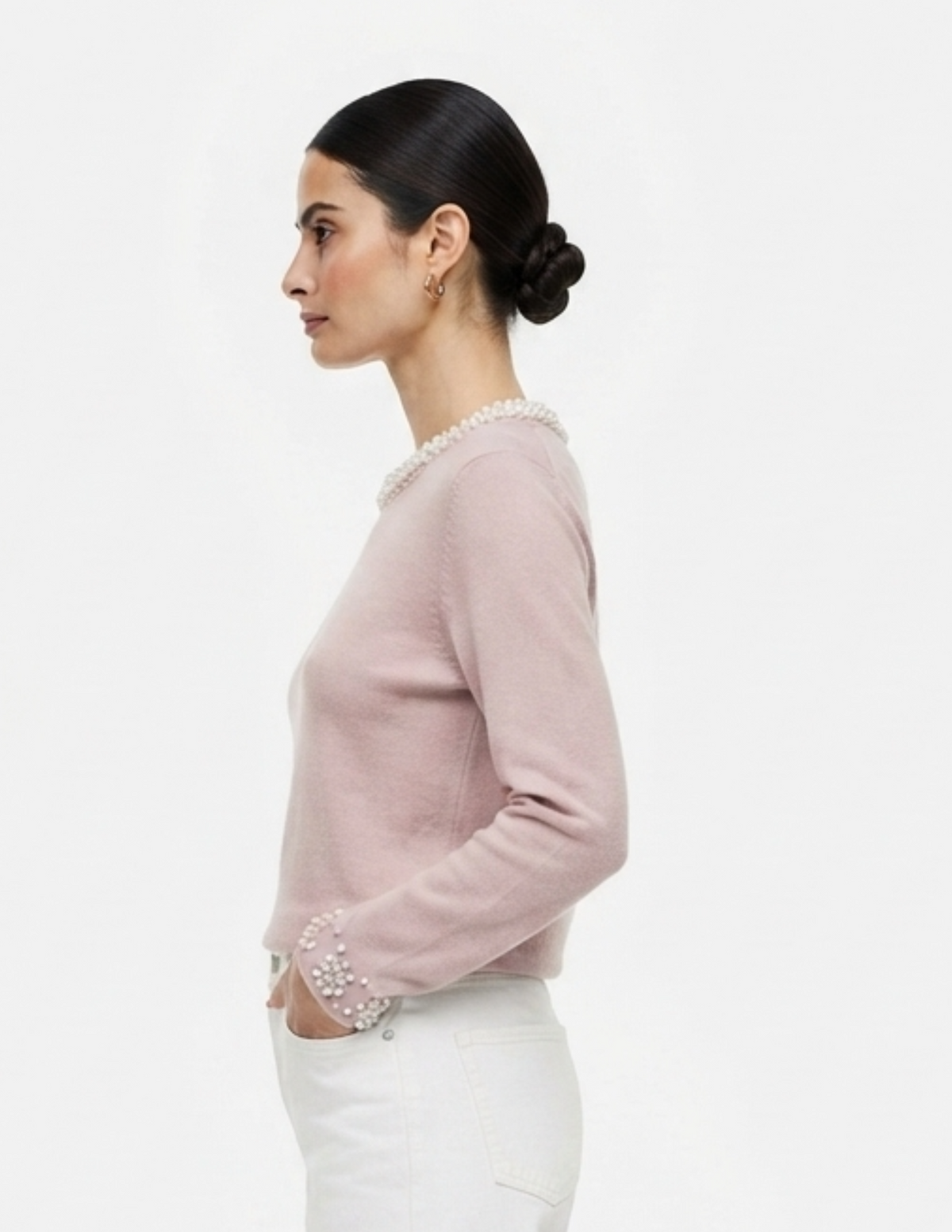 Suéter rosa cuello y mangas con aplicaciones de perlas