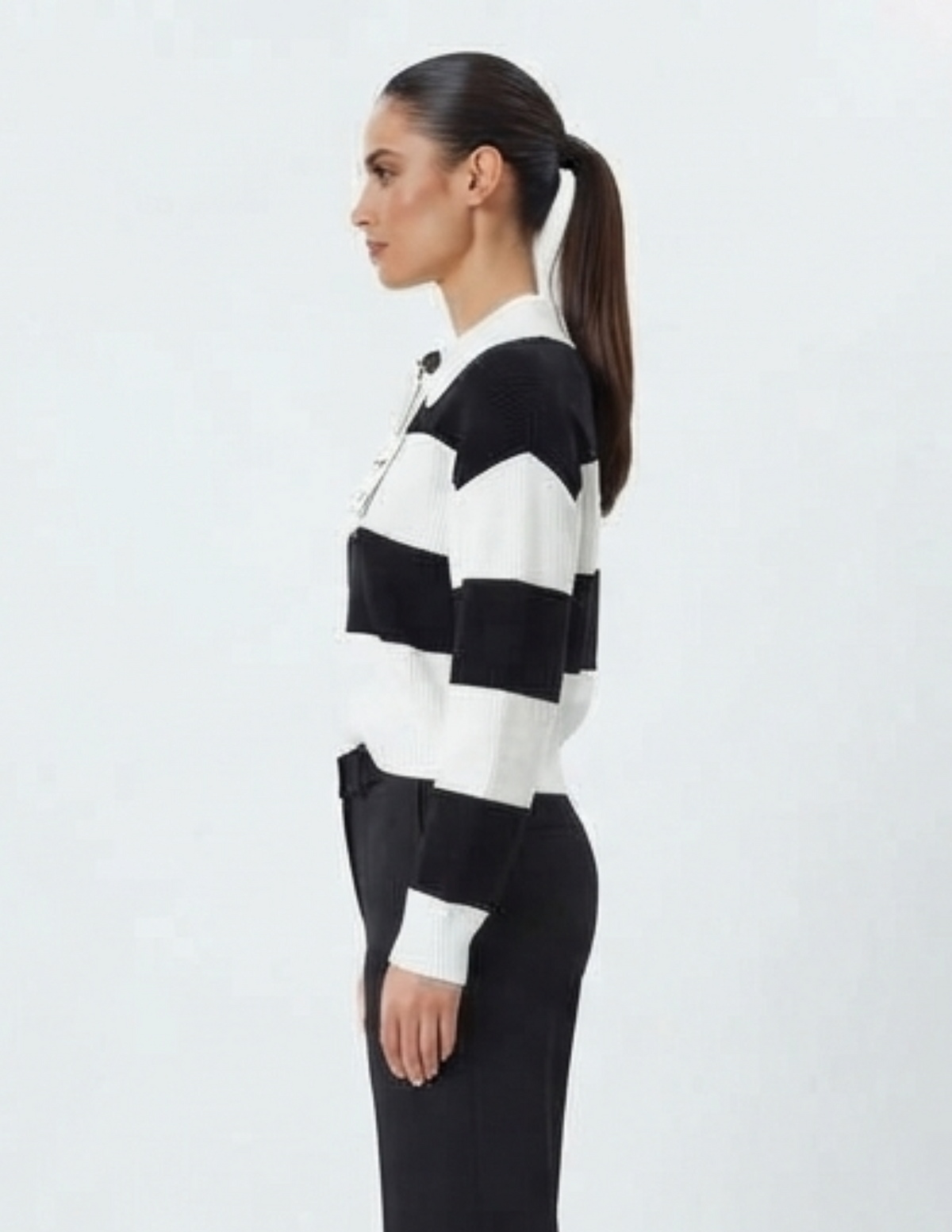 Suéter blanco con cuello estilo polo con franjas negras