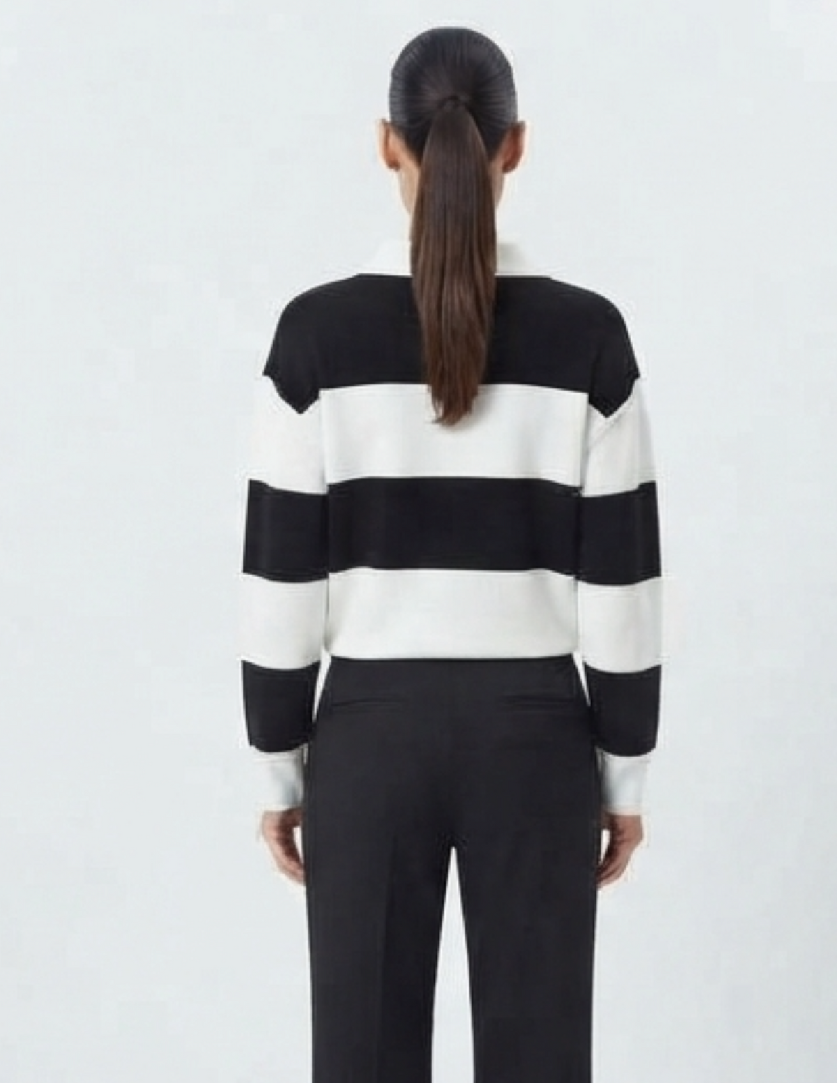 Suéter blanco con cuello estilo polo con franjas negras