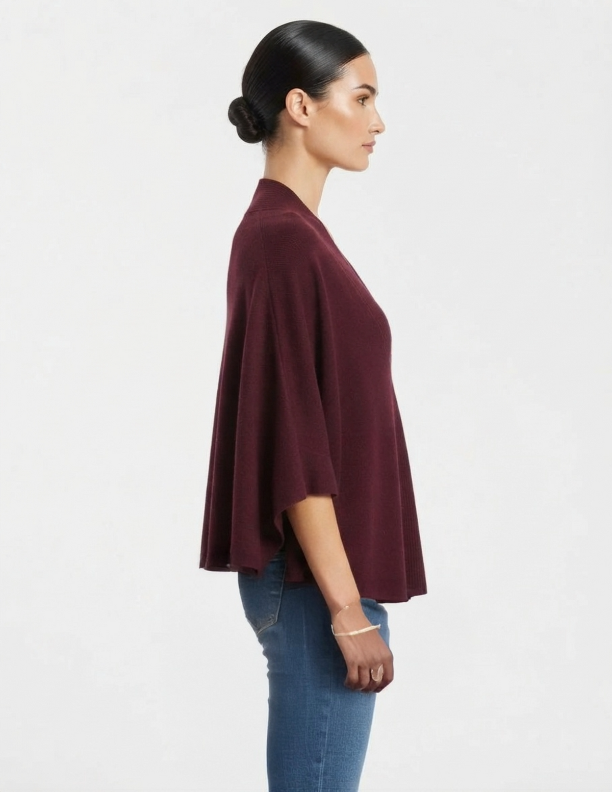 Capa guinda estilo poncho cuello en V