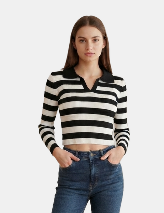 Suéter con rayas horizontales blancas y negras cuello estilo polo