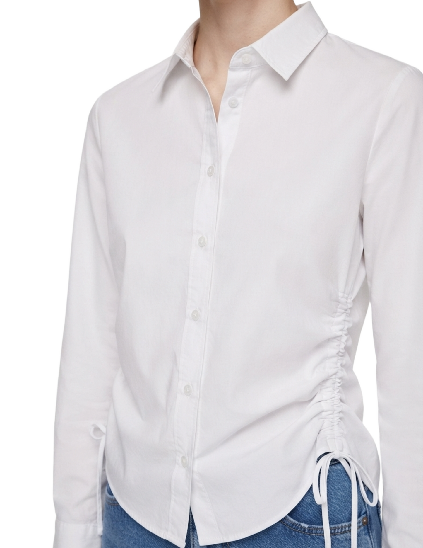 Blusa blanca abotonada con amarres laterales