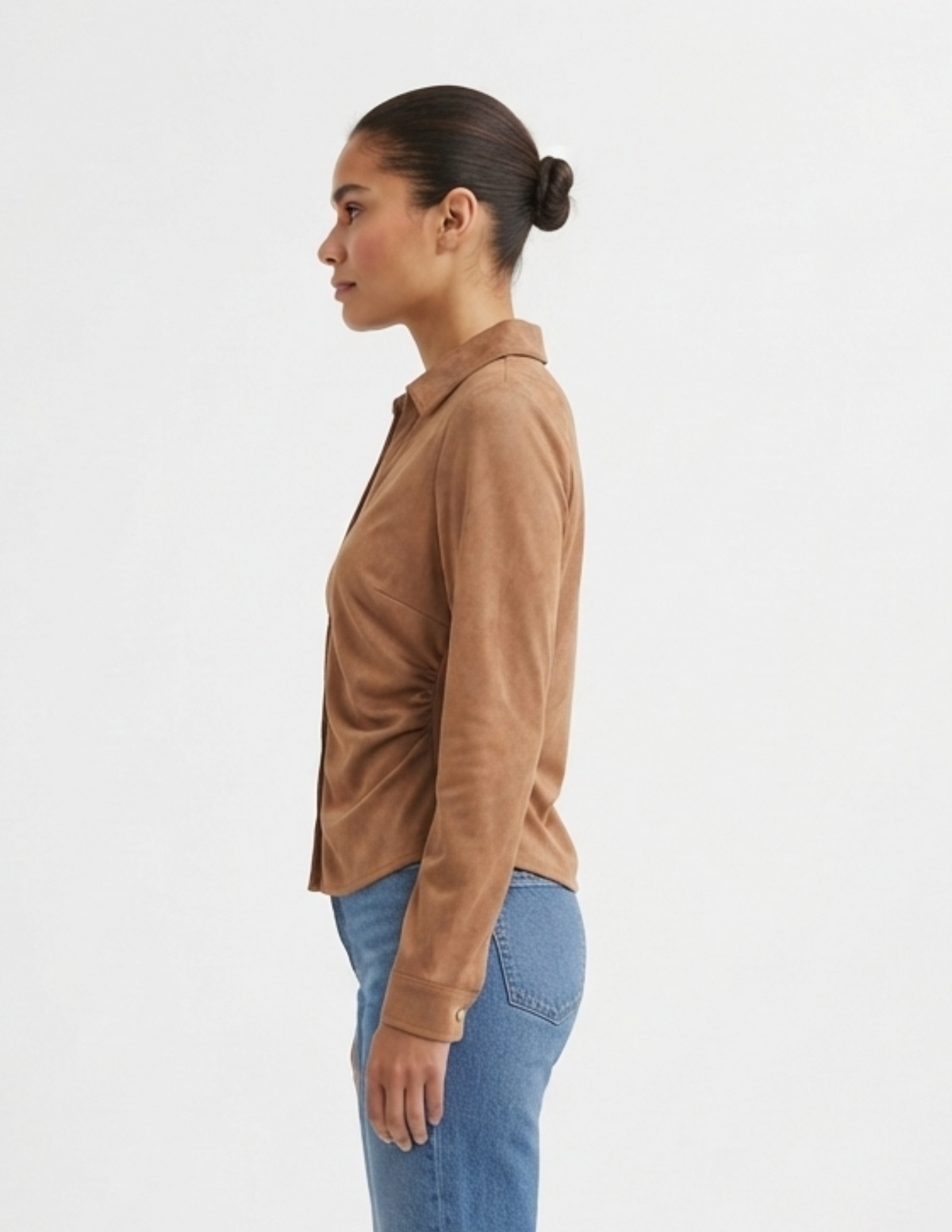 Blusa de gamuza abotonada con cuello en V