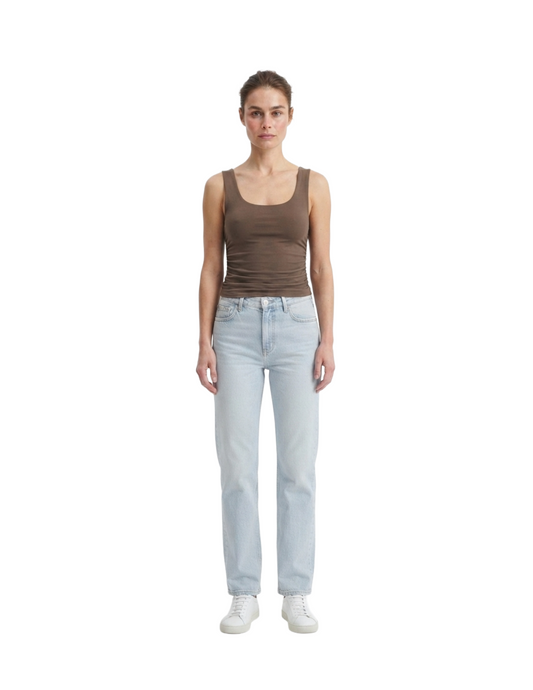Blusa cafe de tirante grueso con plisados laterales