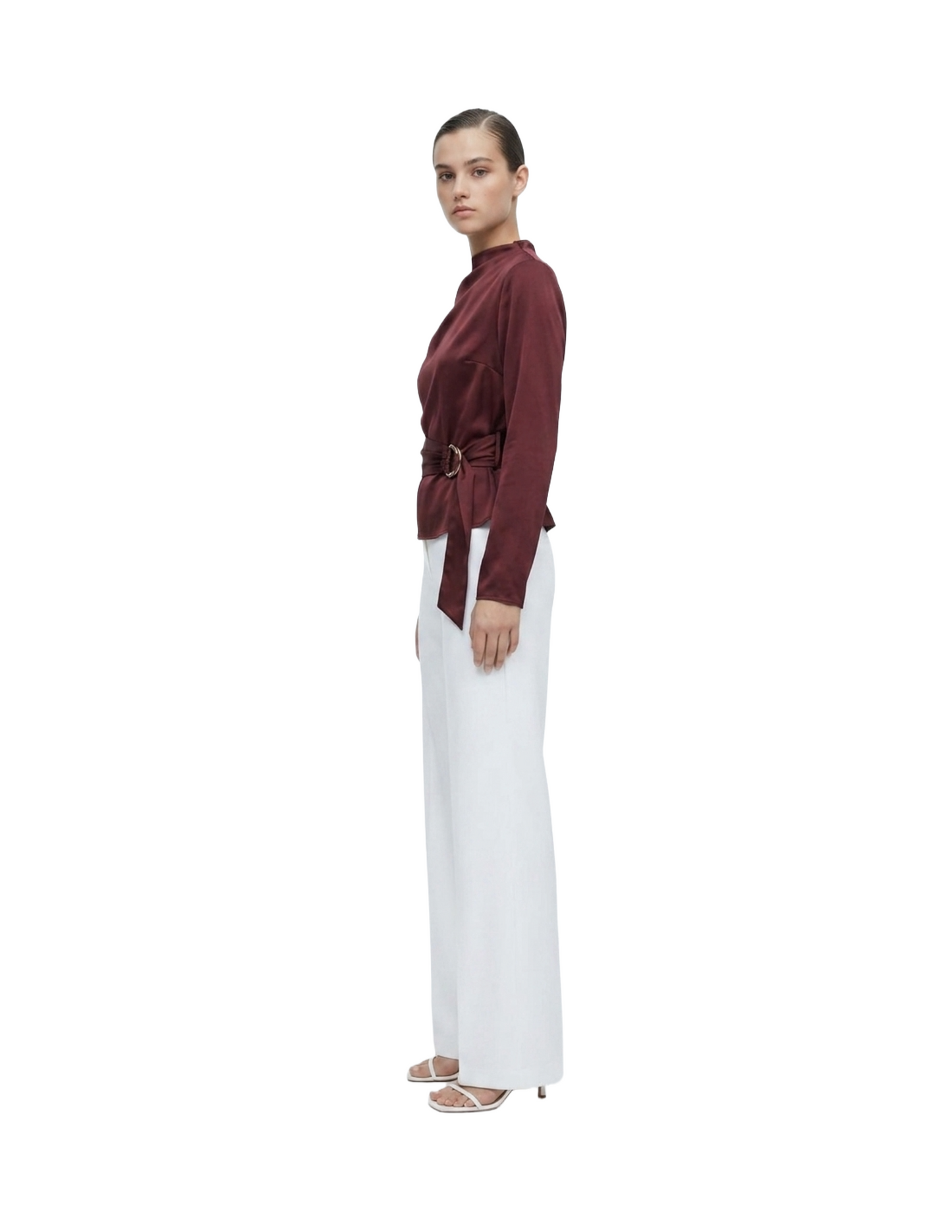 Blusa guinda cuello alto con medio cinto decorativo, cierre en espalda