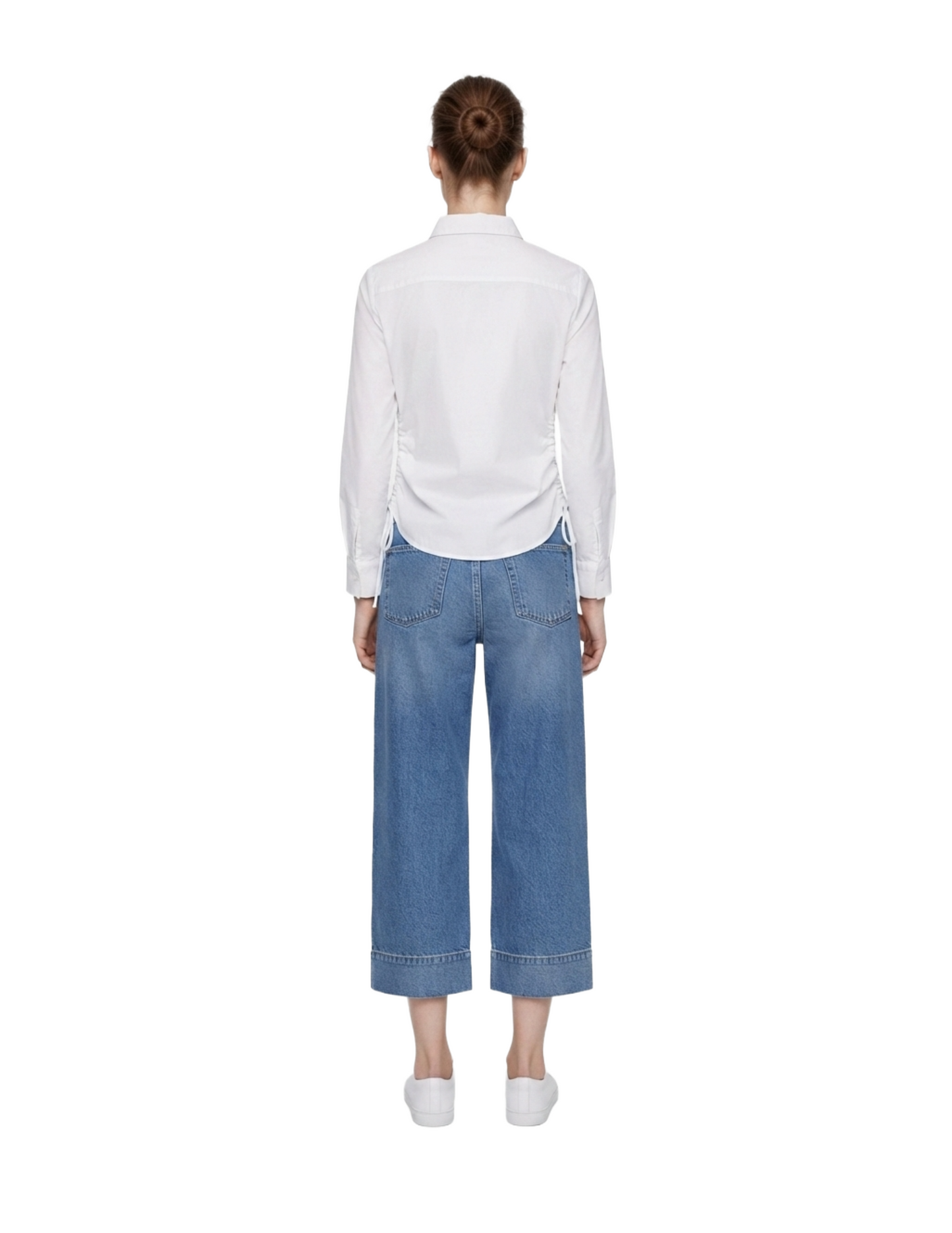 Blusa blanca abotonada con amarres laterales