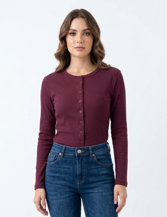 Blusa guinda acanalada abotonada