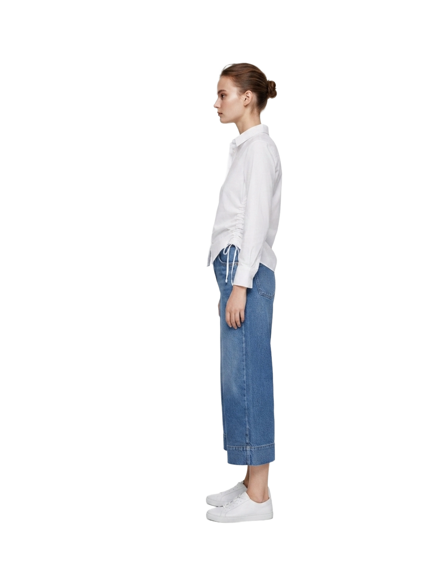 Blusa blanca abotonada con amarres laterales