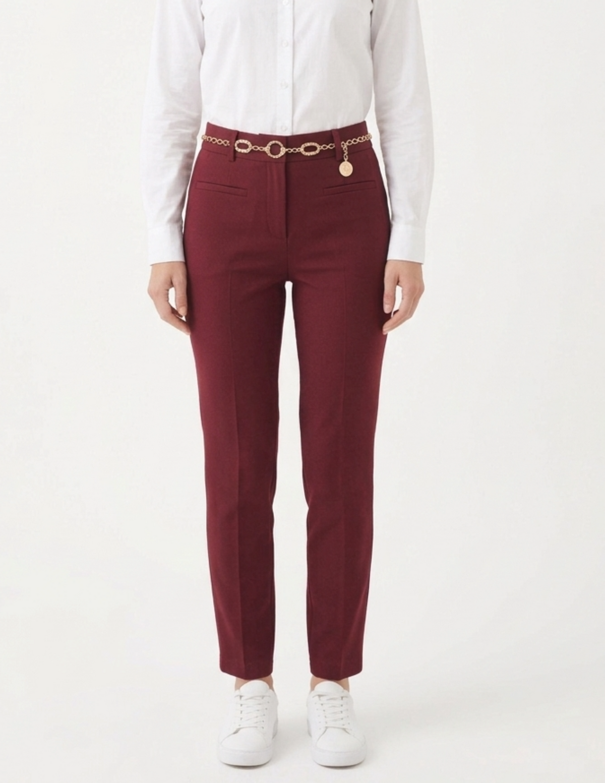 Pantalón guinda con pinzas y cinturón metalico