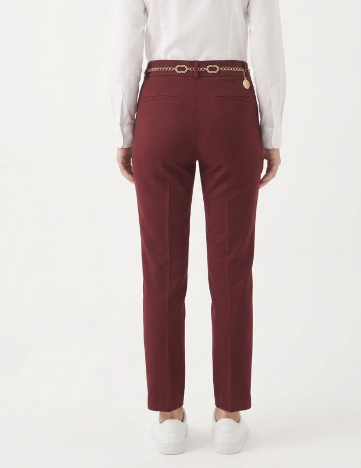 Pantalón guinda con pinzas y cinturón metalico