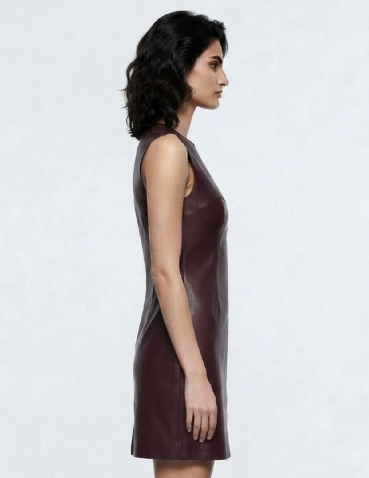 Vestido cafe con plisado lateral cuello redondo de vinipiel