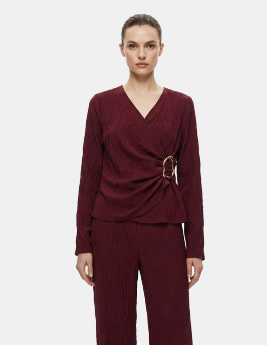 Conjunto de dos piezas: Blusa guinda cruzada y pantalón