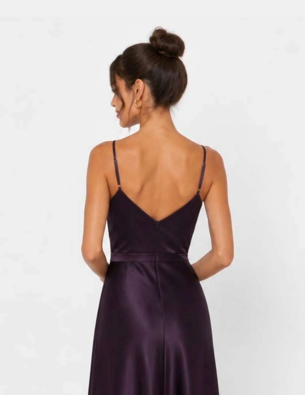 Vestido morado con escote en V de tirantes con abertura en pierna