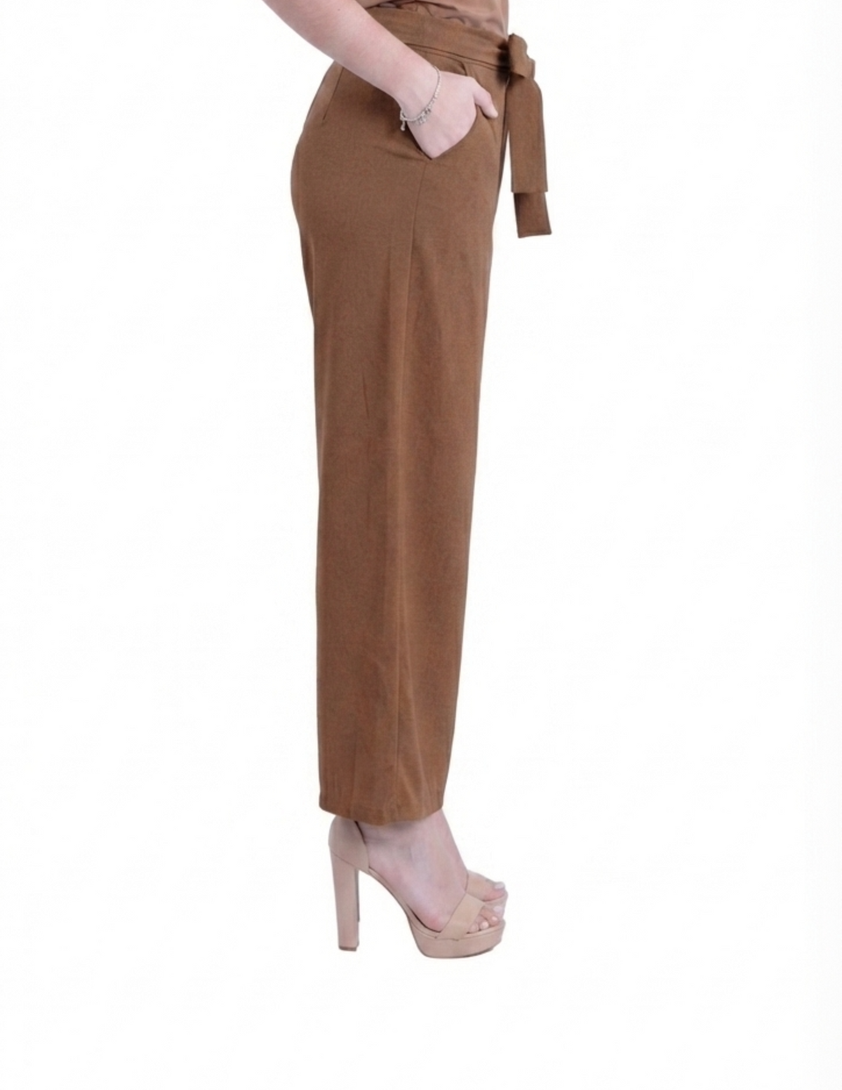 Pantalón con amarre en forma de cinturón