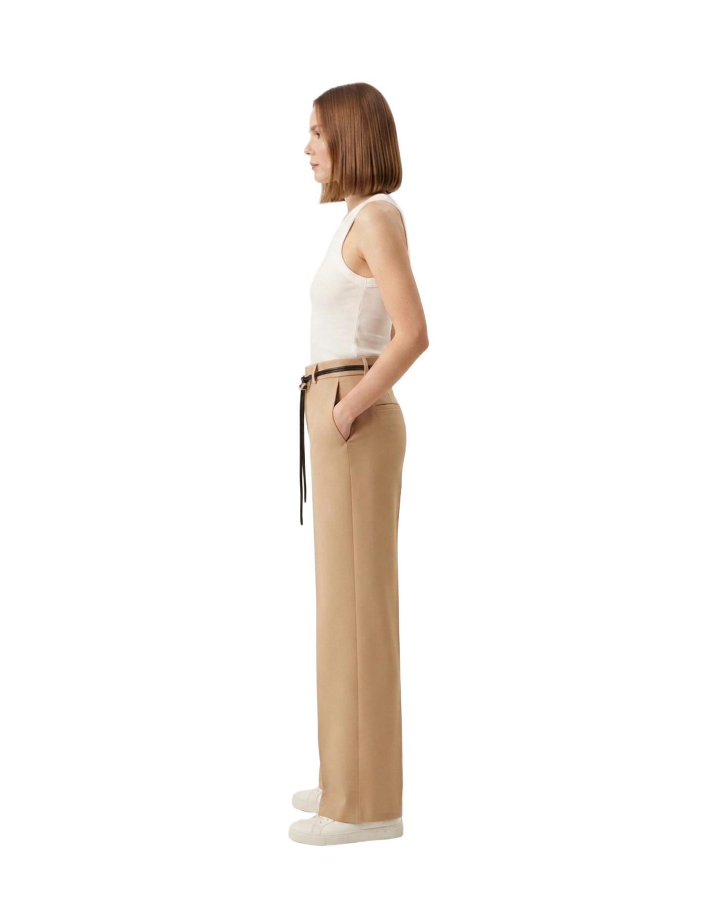 Pantalón beige con cinturón de tiras y hebilla