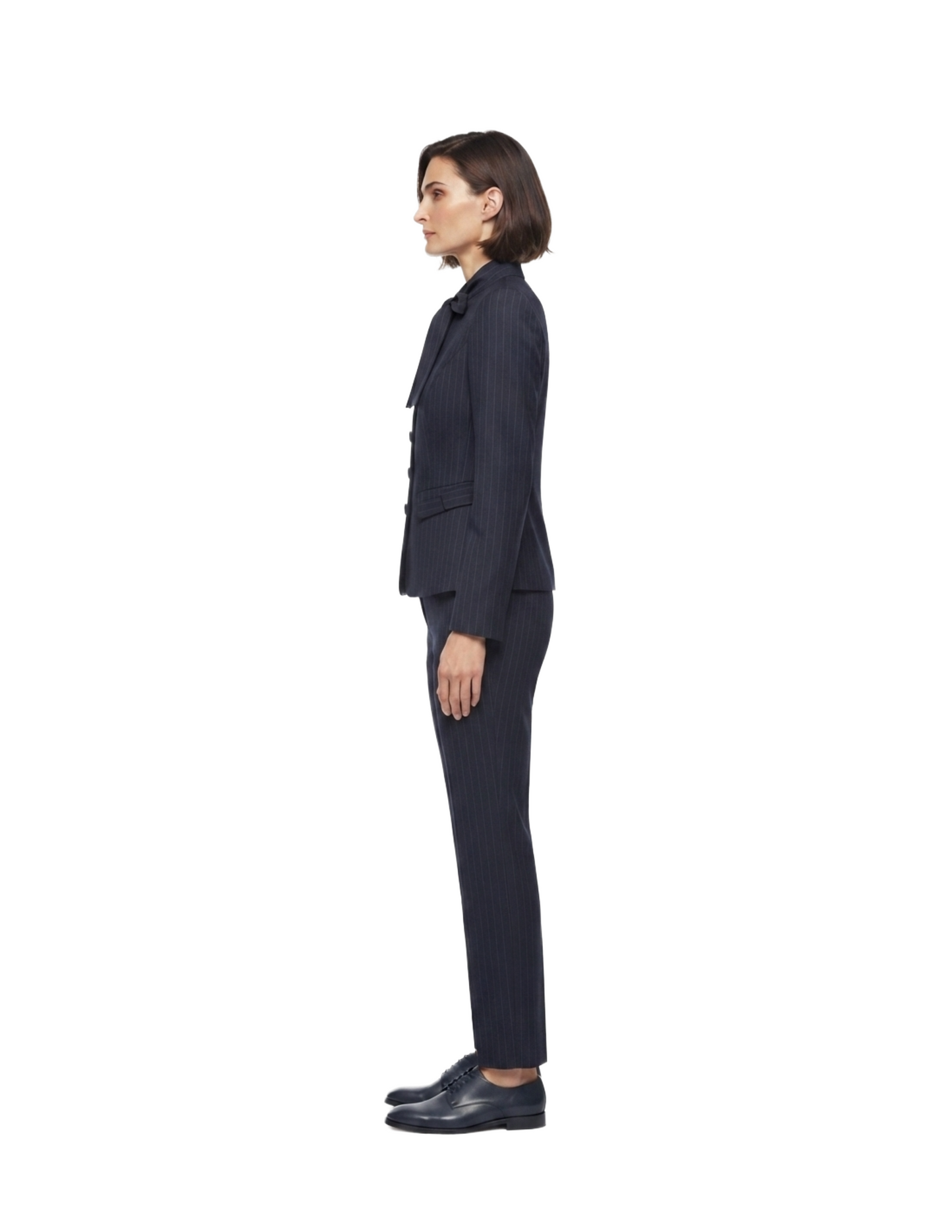 Saco azul rayado con corbata decorativa abotonado