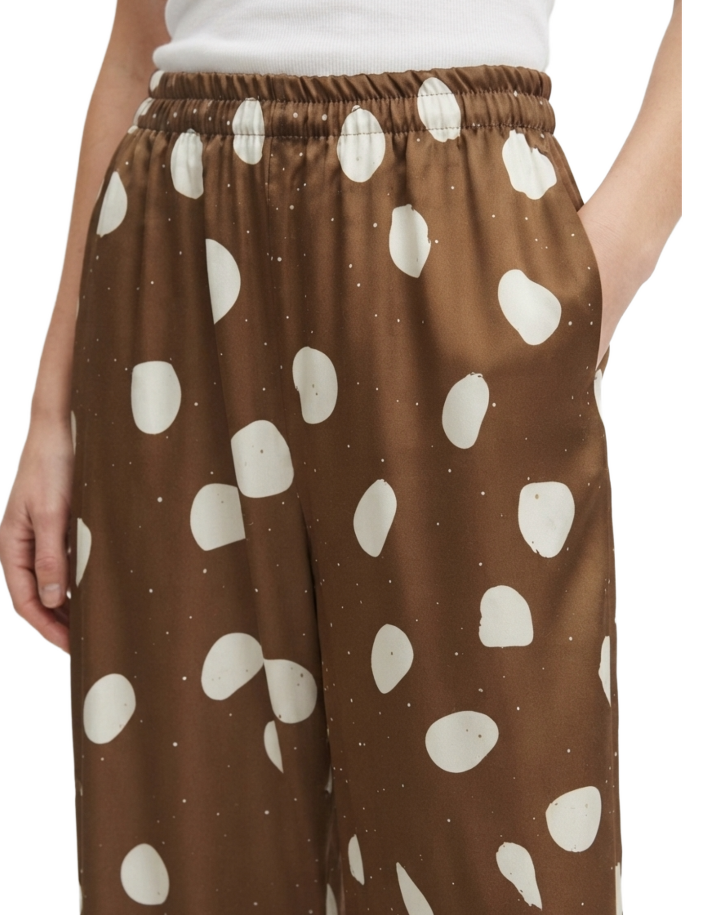 Pantalón cafe con estampado de brillos y elastico en cintura