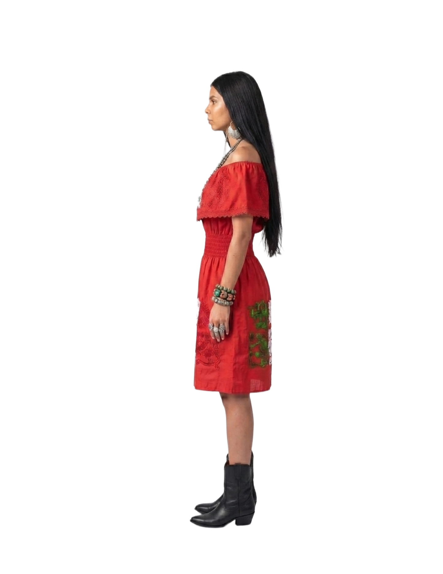 Vestido artesanal bordado con hombro descubierto