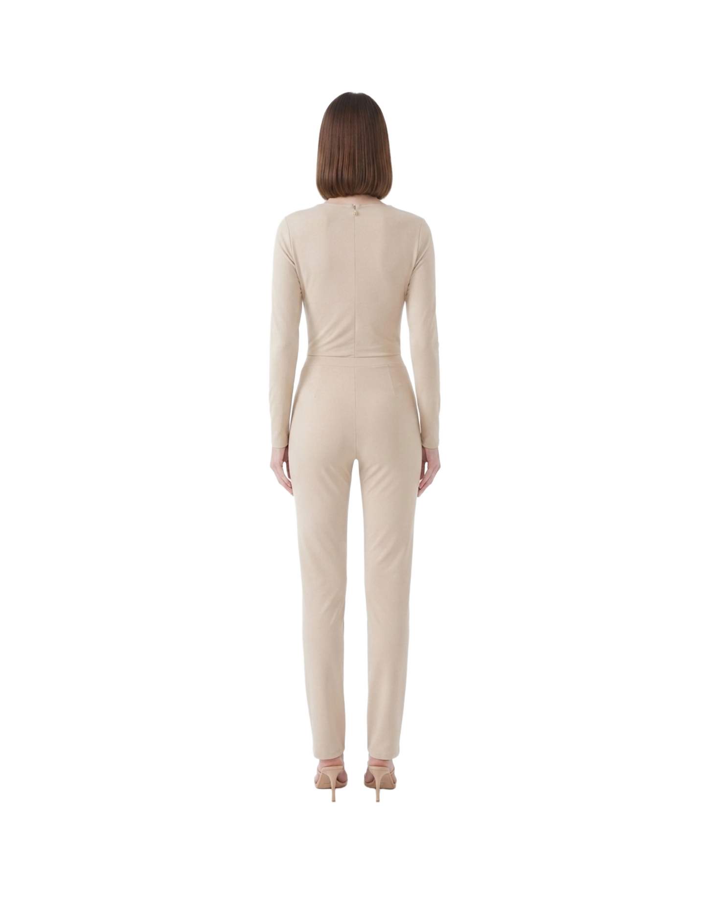 Conjunto beige de blusa con prendedor y pantalón