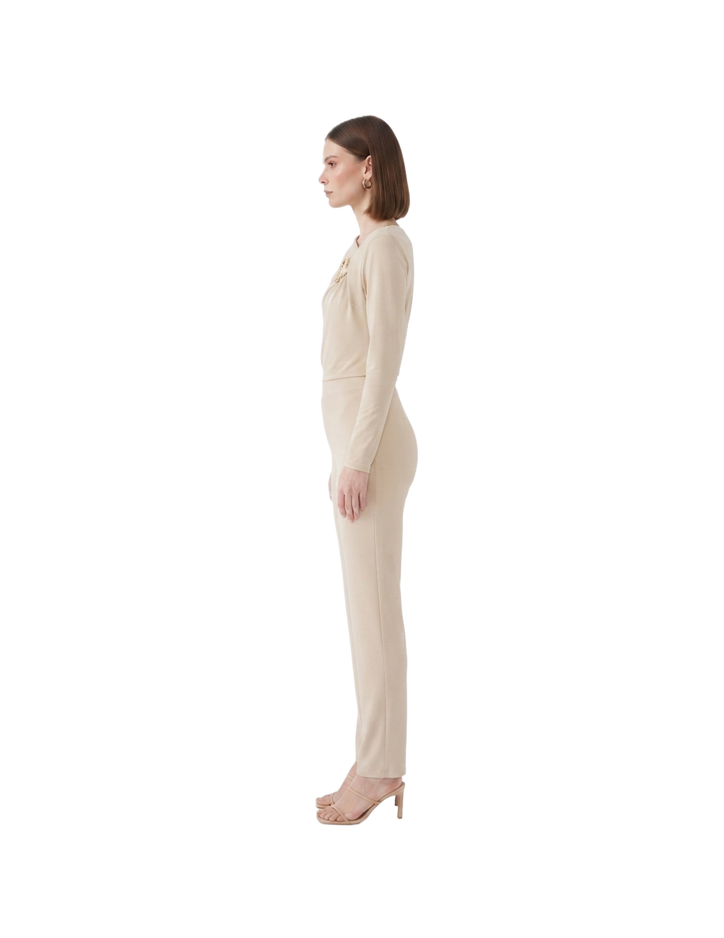 Conjunto beige de blusa con prendedor y pantalón
