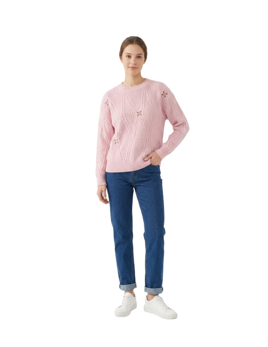 Suéter rosa con perforaciones y detalles bordados de flores
