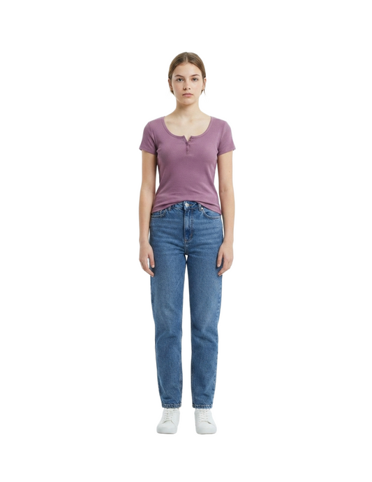 Blusa color magenta con detalle de botones cuello en V