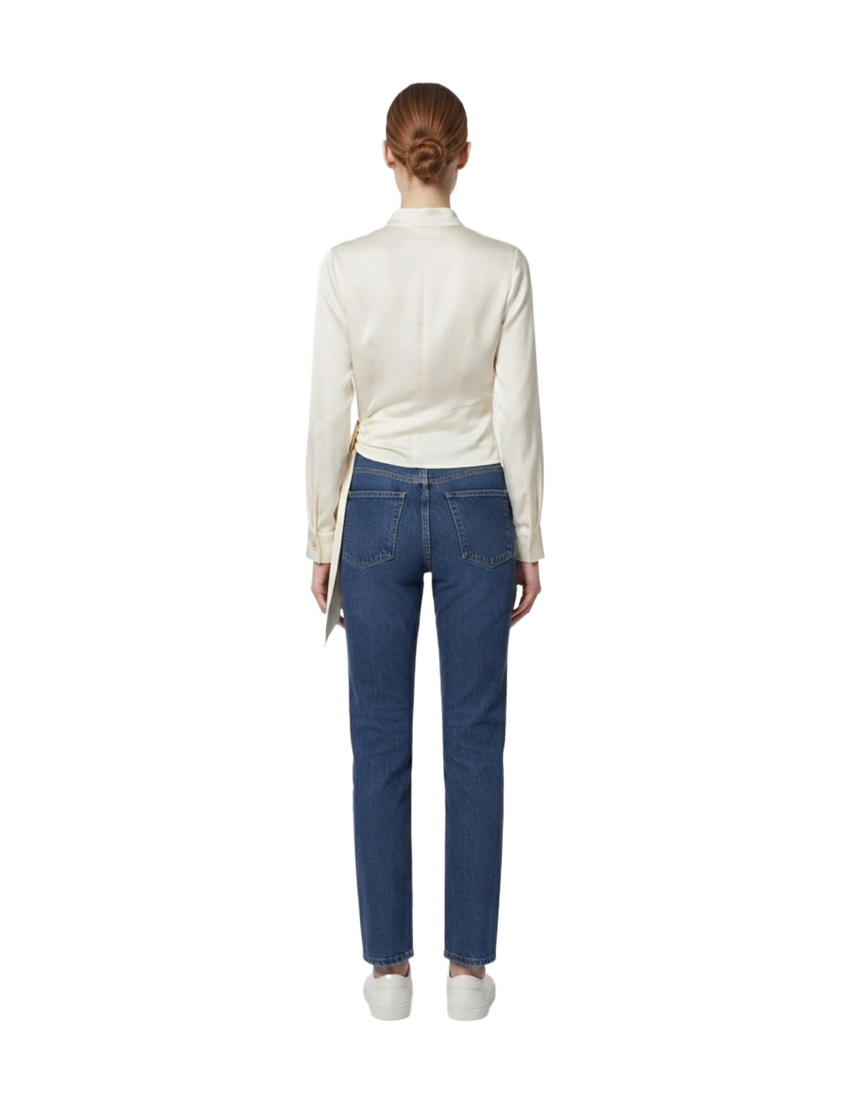 Blusa satinada de cuello alto con medio cinto