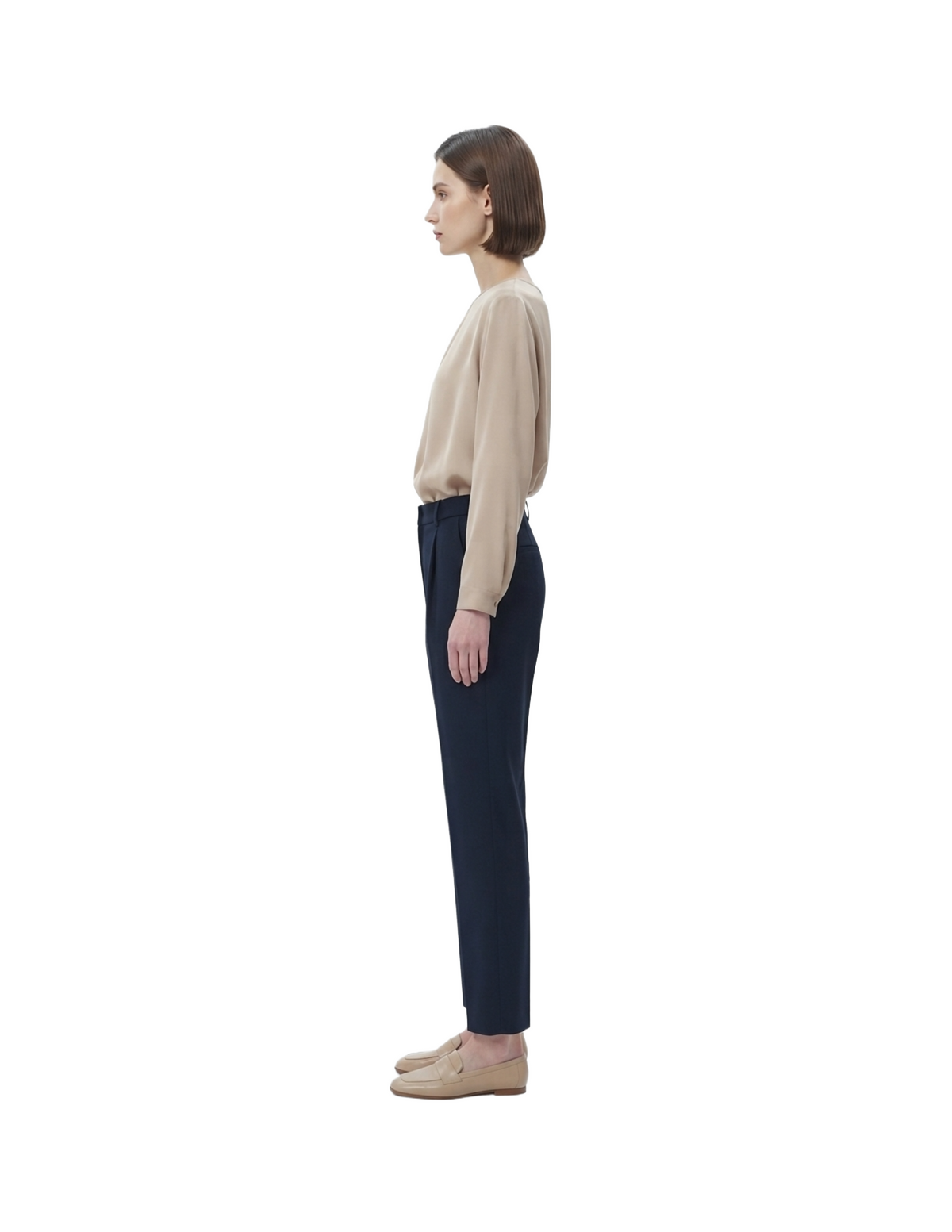 Pantalón azul con plisados al frente corte recto de vestir