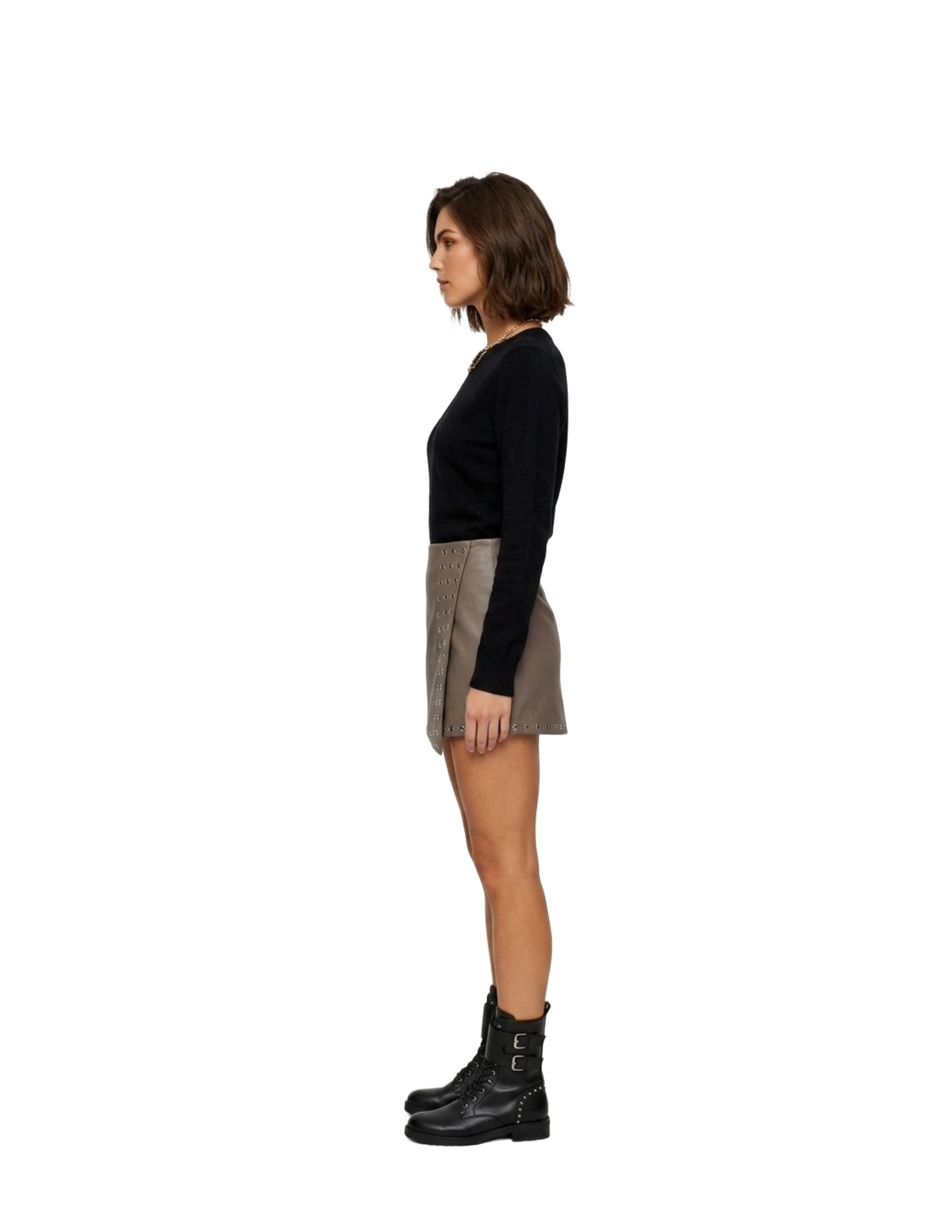 Falda short de vinipiel cafe con estoperoles