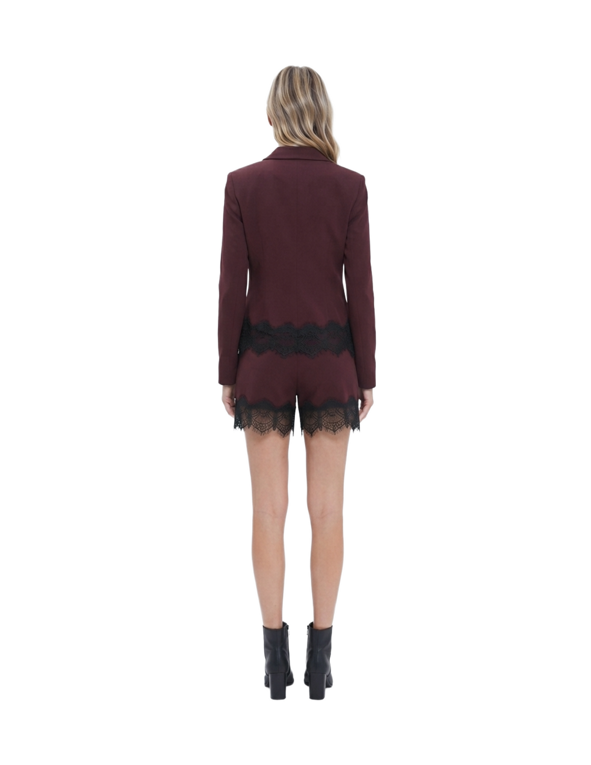 Conjunto guinda de saco con short con detalles de encaje