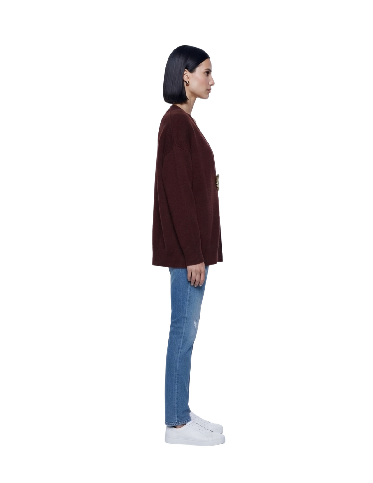 Suéter tejido corte oversize con prendedor decorativo de metal