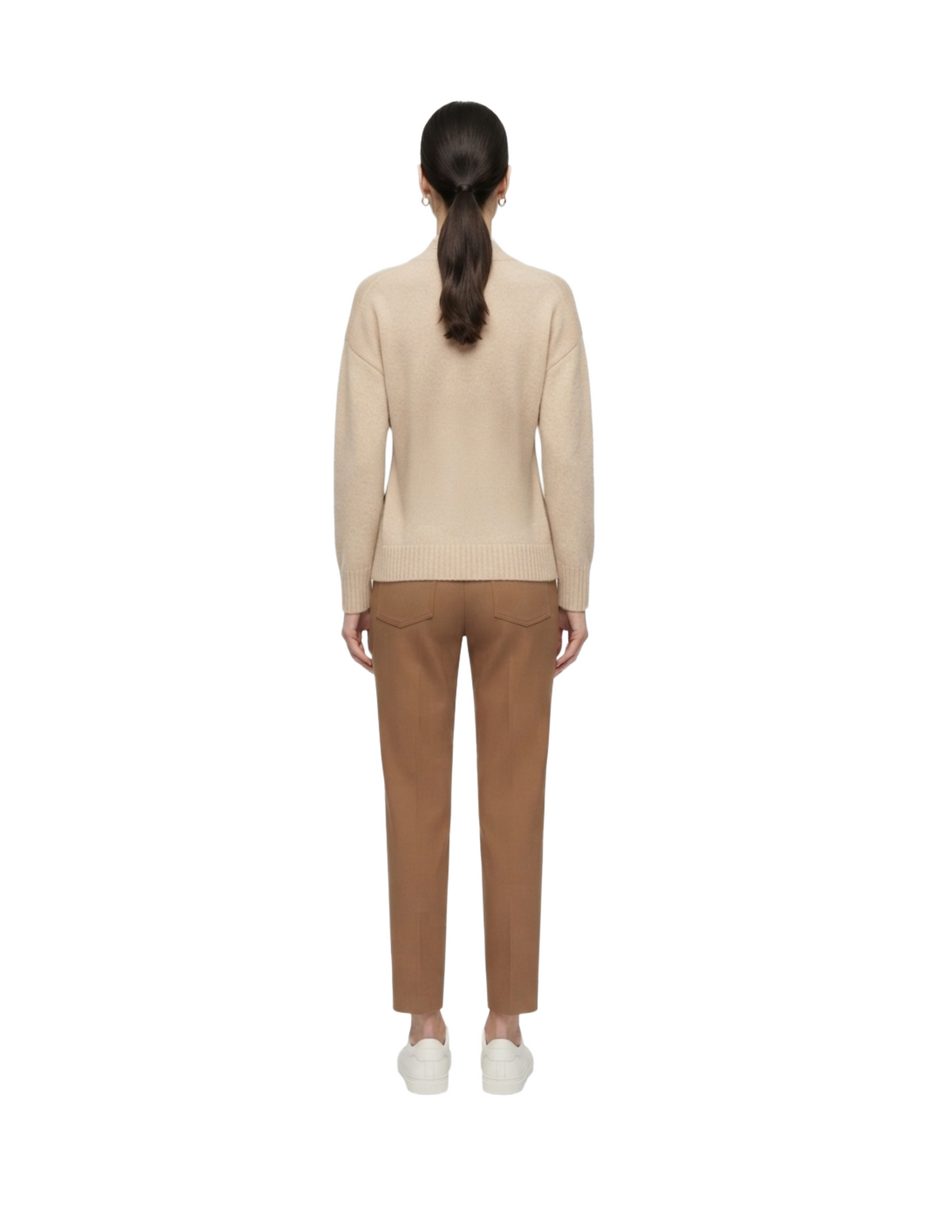 Suéter beige con detalle cruzado de prendedor